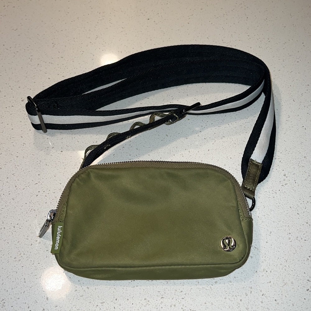 Lululemon Everywhere Crossbody Bag
